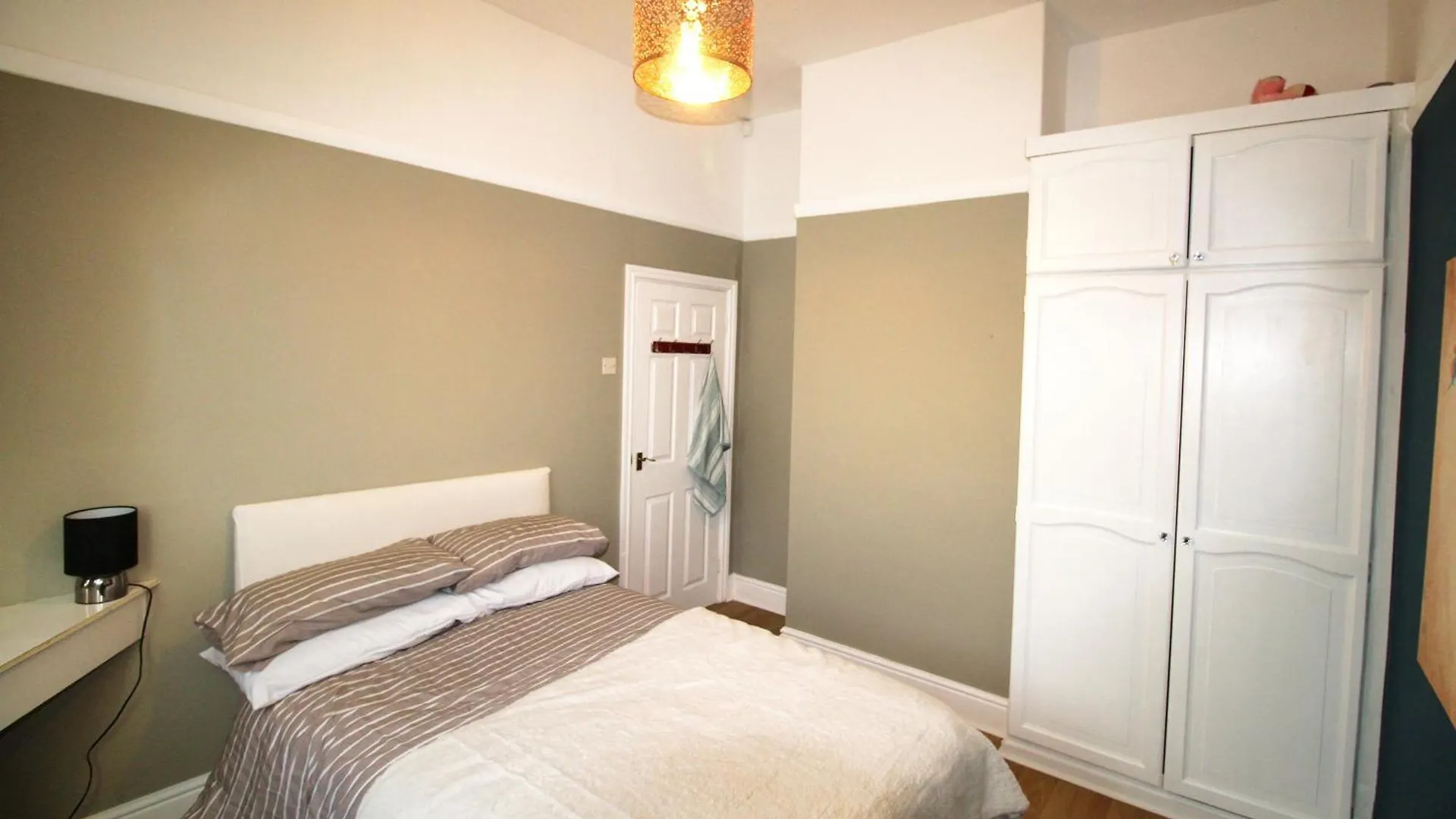 Holiday home Birmingham - Shirley - Bungalow - Sleeps 8 - 3 Large Beds - Plus Sofa Bed - Beautifully Refurbished - Very Large Enclosed Gardens - Off Street Parking - Fast Wifi