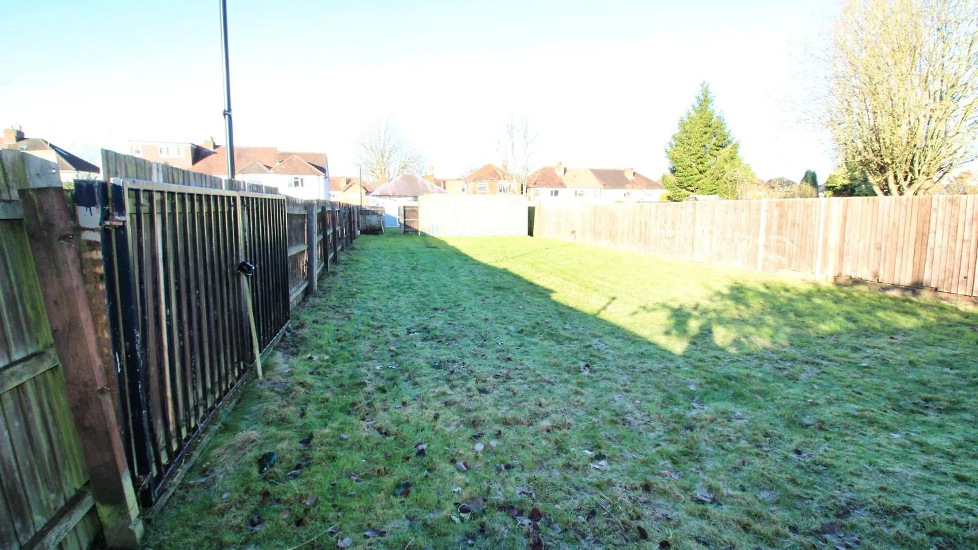Birmingham - Shirley - Bungalow - Sleeps 8 - 3 Large Beds - Plus Sofa Bed - Beautifully Refurbished - Very Large Enclosed Gardens - Off Street Parking - Fast Wifi United Kingdom