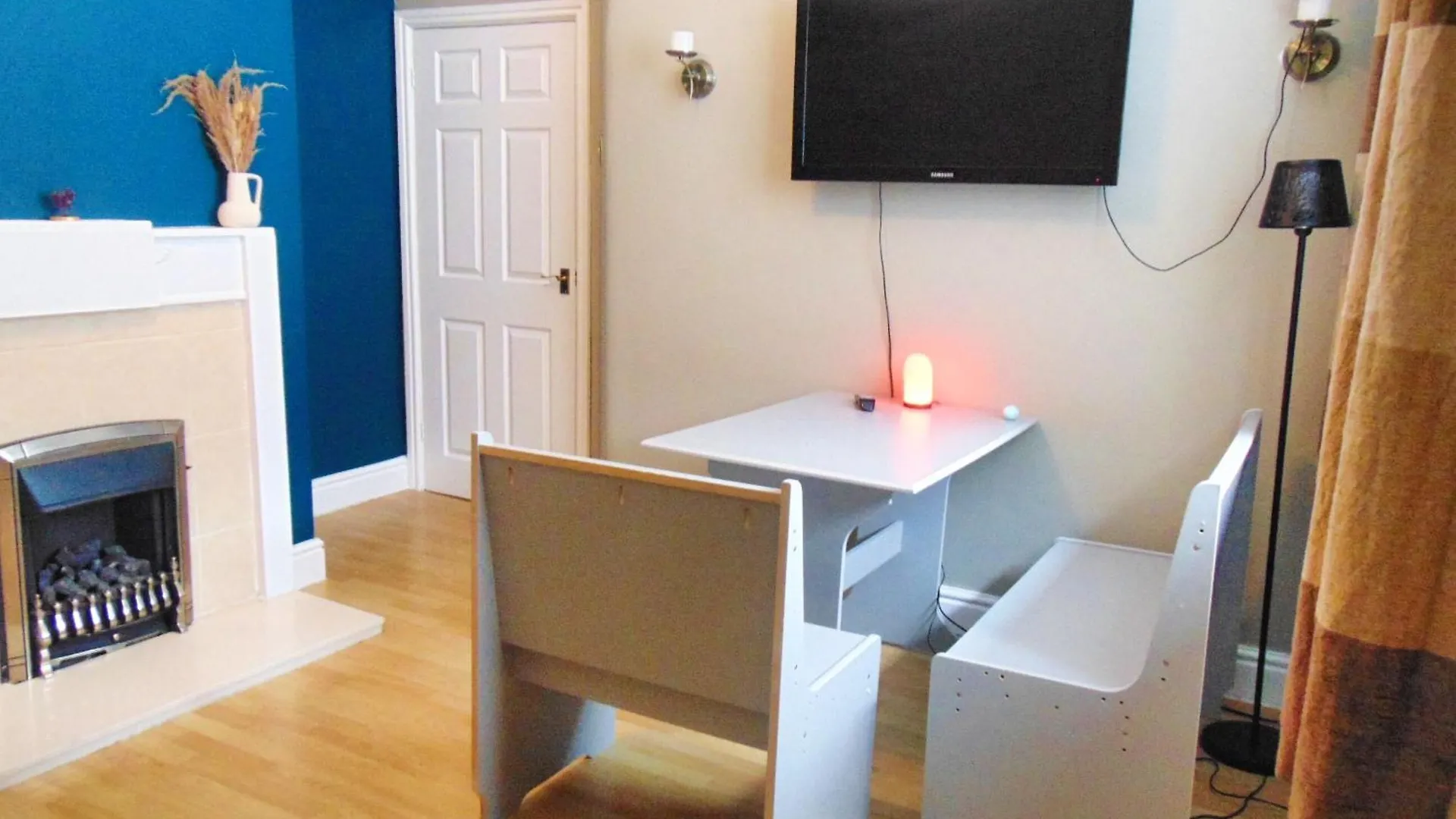 Birmingham - Shirley - Bungalow - Sleeps 8 - 3 Large Beds - Plus Sofa Bed - Beautifully Refurbished - Very Large Enclosed Gardens - Off Street Parking - Fast Wifi