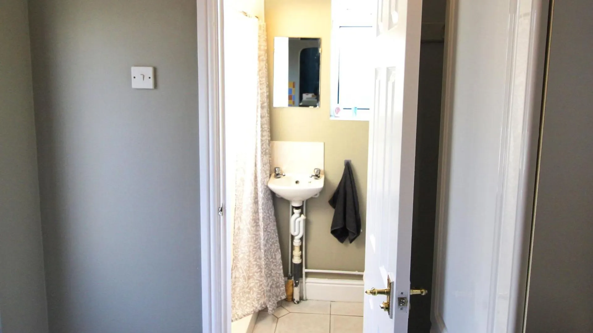 Birmingham - Shirley - Bungalow - Sleeps 8 - 3 Large Beds - Plus Sofa Bed - Beautifully Refurbished - Very Large Enclosed Gardens - Off Street Parking - Fast Wifi Holiday home